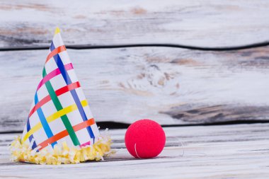 Komik kağıt şapka ve palyaçolar kırmızı burun.