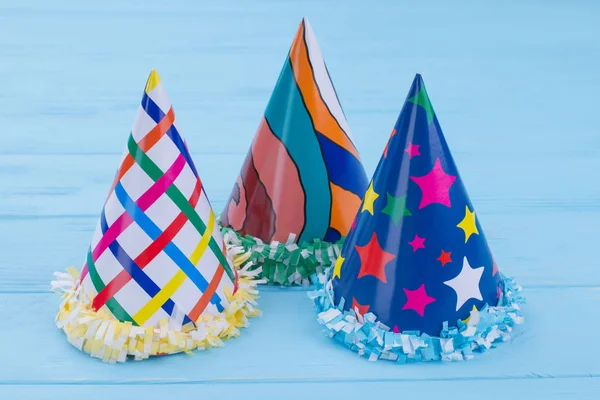 Três chapéus de festa padronizados no fundo da cor . — Fotografia de Stock