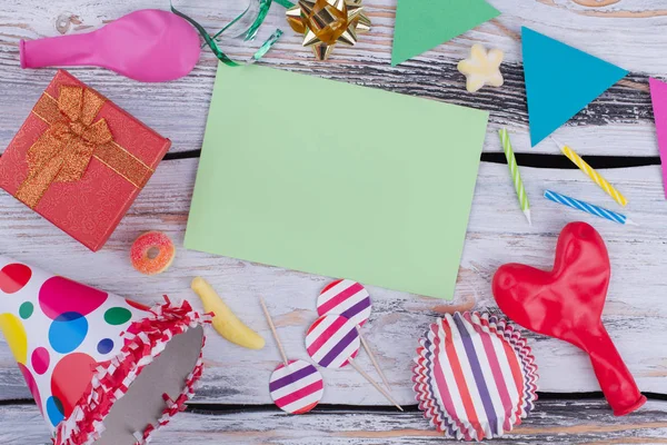 Modelo de aniversário com decorações coloridas . — Fotografia de Stock