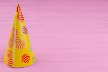 Kopya alanı ile sarı parti şapka.