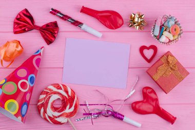 Parti aksesuarları ve tebrik kartı.