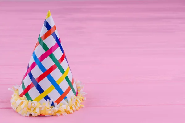 Chapéu de cone de papel para celebração de aniversário . — Fotografia de Stock