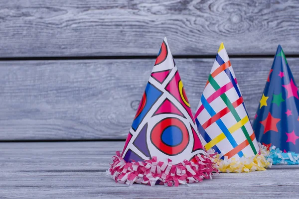 Tampas de papel de aniversário em fundo de madeira . — Fotografia de Stock