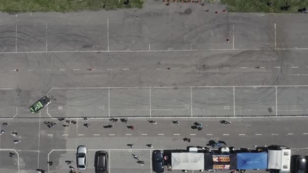 Piste de course et voiture dérivante, vue aérienne . — Video