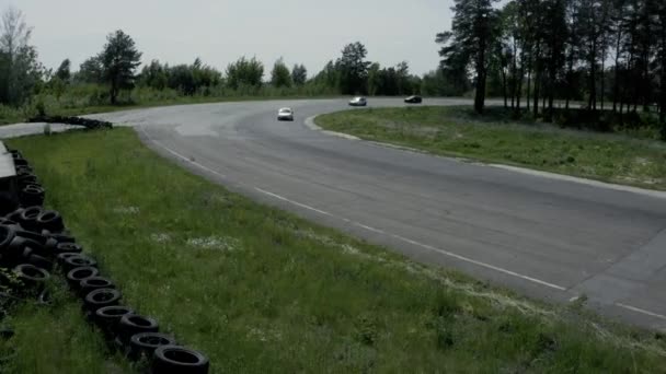 Racerbilar på spåret nära Forest. — Stockvideo
