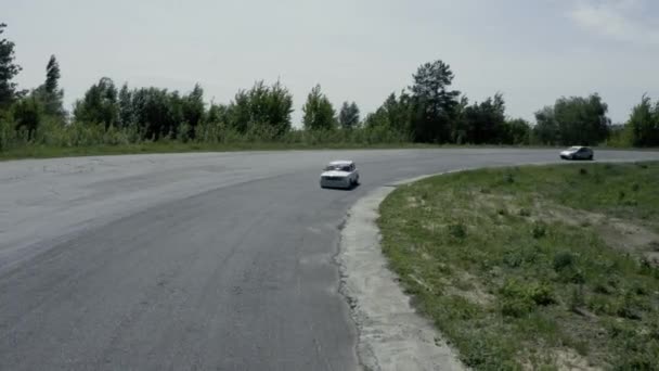 Racerbana med bilar på solig dag. — Stockvideo