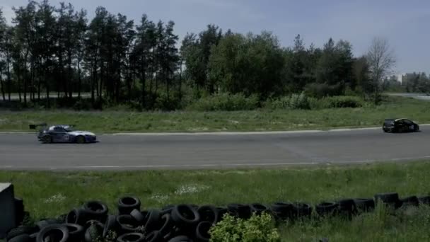 Grupa samochodów wyścigowych na torze w lecie. — Wideo stockowe