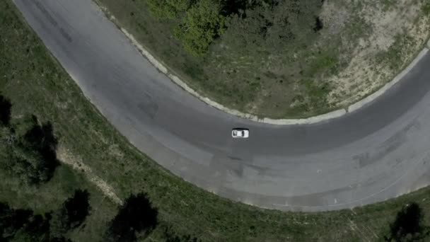 Curving tor wyścigowy z samochodami wyścigowymi, widok z lotu ptaka. — Wideo stockowe