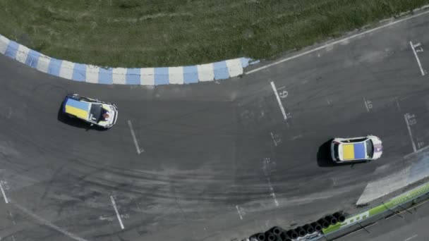 Drone ver coches de carreras en pista de carreras . — Vídeo de stock