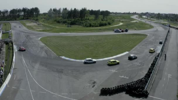 Ομάδα αθλητικών αυτοκινήτων αγωνιστικά σε τροχιά το καλοκαίρι. — Αρχείο Βίντεο