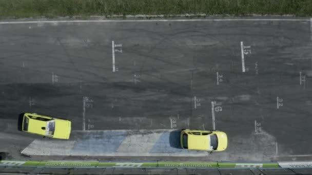 Samochody wyścigowe konkurujące na torze, widok z góry. — Wideo stockowe