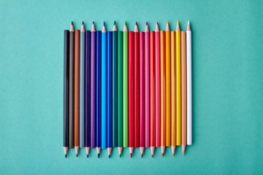 Renkli arka planda çok renkli kalem sırası.