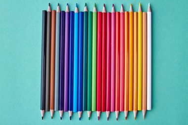 Renkli arka planda keskin boya kalemleri seti.