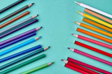 Renkli arka planda çok renkli kalemlerle kompozisyon.