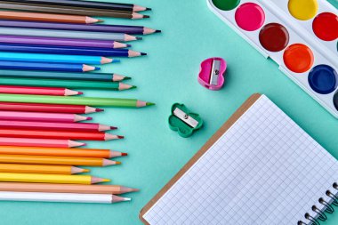 Boş defter, kalem ve bileyiciler.