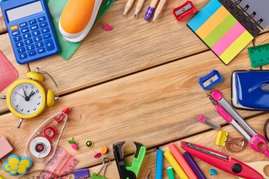 Çeşitli okul malzemeleri ahşap tablo.