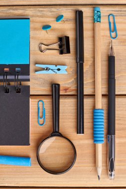 Çeşitli okul malzemeleri ile eğitim arka plan.