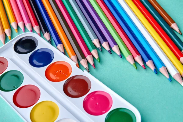 Renkli kalemler ve suluboya palet arka plan. — Stok fotoğraf