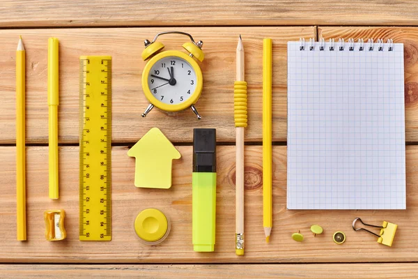 Accesorios para estudiantes sobre fondo de madera . — Foto de Stock