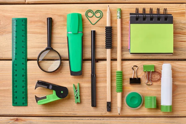 Lugar de trabajo con diversos artículos de papelería . — Foto de Stock