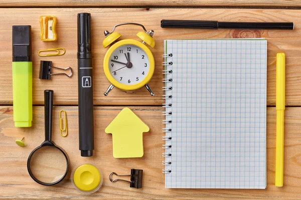 Notitieboekje met schoolbenodigdheden op houten ondergrond. — Stockfoto