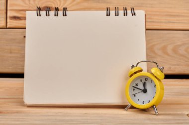 Boş bağlayıcı dizüstü bilgisayar ve çalar saat.