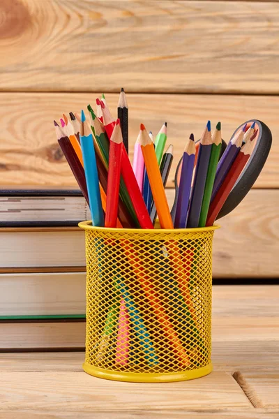 여러 가지 빛깔의 연필이 있는 금속 홀더. — 스톡 사진