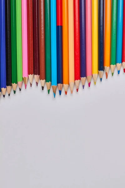 Різнокольорові дерев'яні олівці на білому тлі . — стокове фото