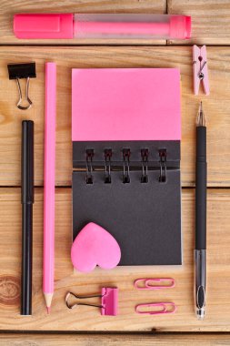 Okul aksesuarları seti, üst görünüm.