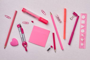 Boş kağıt ve kırtasiye malzemeleri.