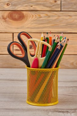 sepetteki renkli kalemler.