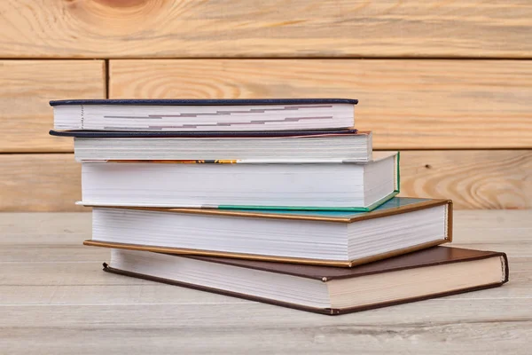 木背景记事本和书籍 图库照片 C Denisfilm