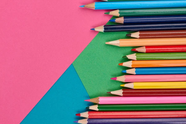 Різнокольорові олівці на кольоровому фоні . — стокове фото