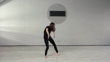 Güzel ince kadın dans stüdyosunda çalışma.