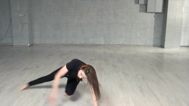 年轻女子在工作室练习舞蹈元素. — 图库视频影像