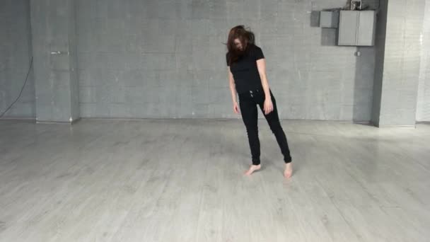 Chica delgada bailando danza moderna . — Vídeos de Stock