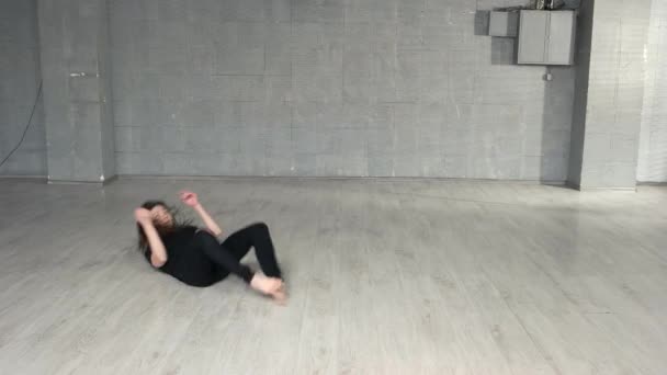 Ziemlich schlanke Frau führt Tanzbewegungen im Studio vor. — Stockvideo