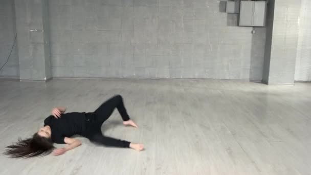 Jovem dançarina de estilo moderno exercitando em estúdio . — Vídeo de Stock
