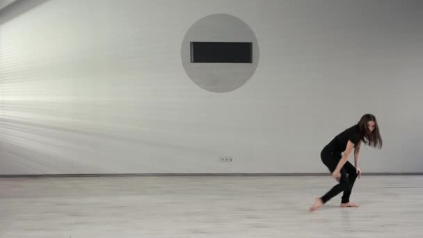 Hezká dívka nacvičující moderní tanec ve studiu. — Stock video