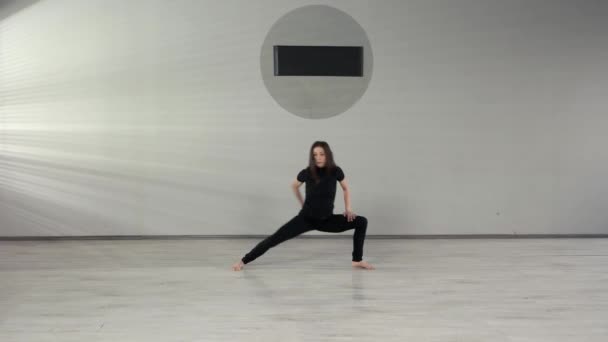 Mujer realizando danza moderna en el fondo del estudio . — Vídeos de Stock