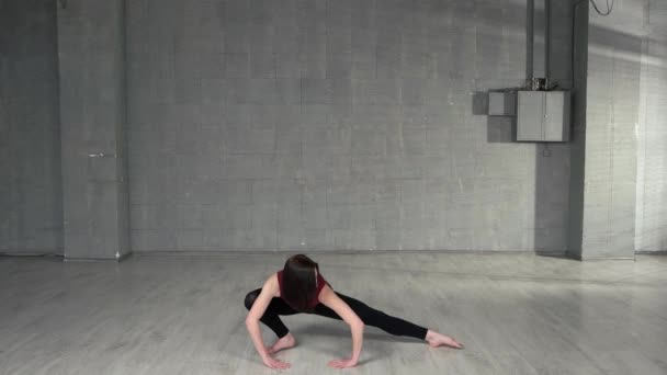 Mladé samice tanečník táhnoucí ve studiu. — Stock video