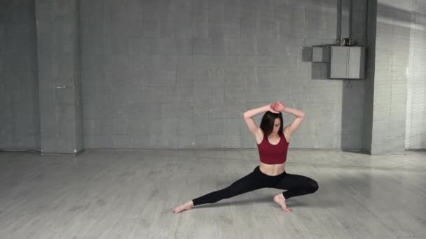 Atlética chica calentando antes de bailar clase . — Vídeos de Stock