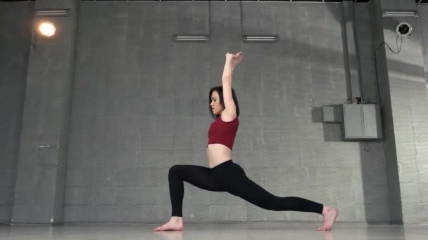 Joven atleta mujer haciendo estiramiento en el estudio de danza . — Vídeos de Stock