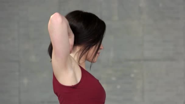 젊은 슬림 소녀 만들기 에어로빅 운동. — 비디오