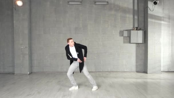 Garoto caucasiano na moda executando movimentos de dança em estúdio . — Vídeo de Stock