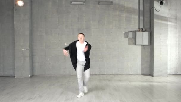 Eigentijdse stijl danser die dansmoves uitvoert. — Stockvideo