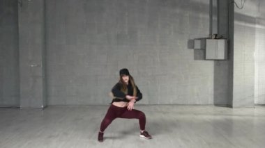 Kadın modern tarzdansçı stüdyoda dans.