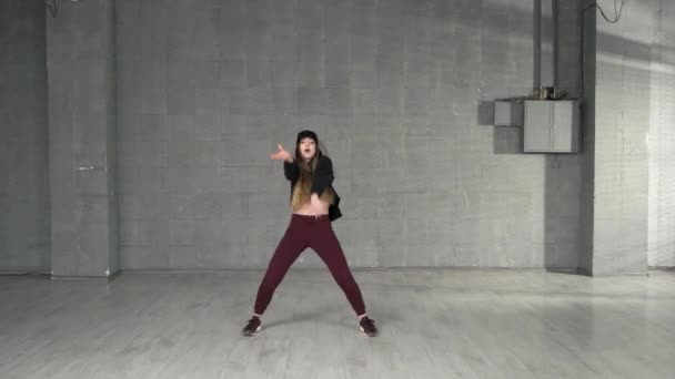 스튜디오에서 현대 무용을 수행하는 젊은 슬림 소녀. — 비디오