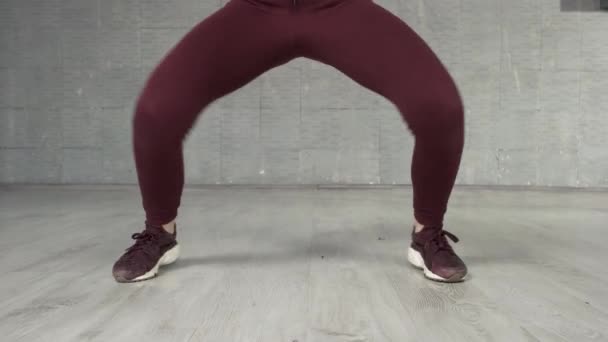 현대 슬림 힙합 스타일 십대 소녀는 춤을. — 비디오