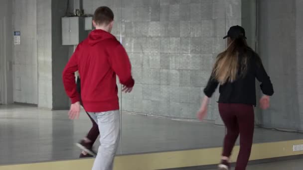 Young hip hop performers trainen in Studio. — Stockvideo